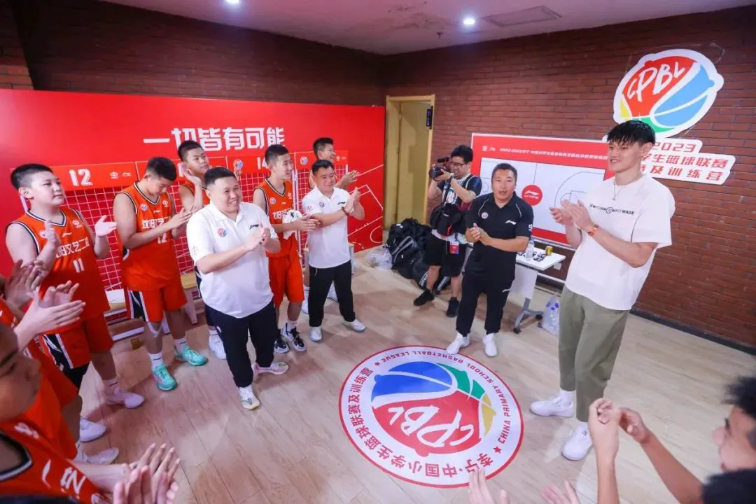 青少年篮球爱好者如何提高接球技巧?_0